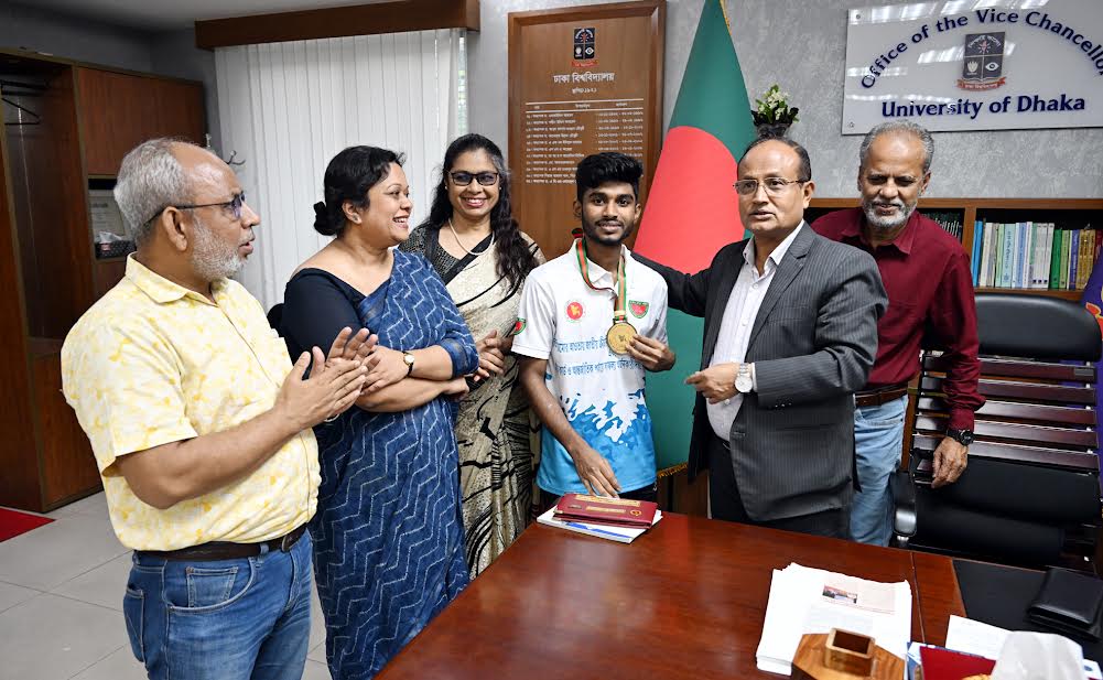 প্রধানমন্ত্রীর কাছ থেকে ক্রীড়াকার্ড ও সম্মাননা পেলেন ঢাবি ছাত্র তাইম 