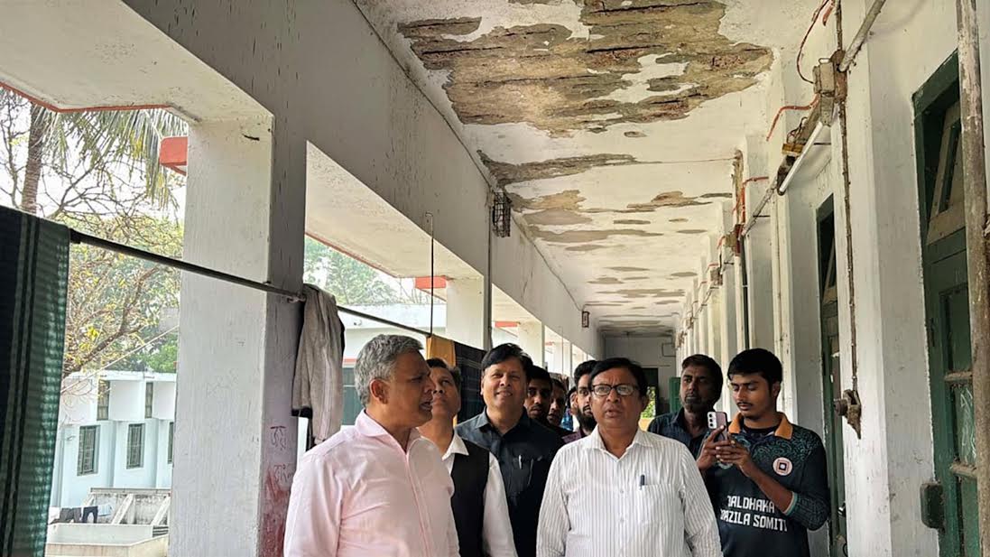 রাবির জরাজীর্ণ হল পরিদর্শন করলেন উপাচার্য