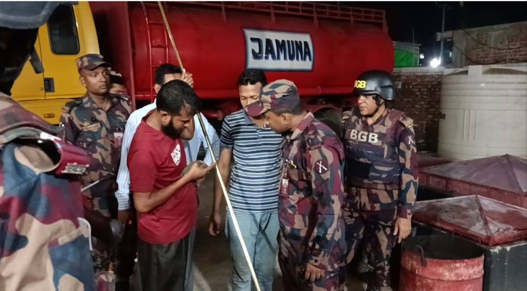 মজুতকৃত ৩৪ হাজার লিটার জ্বালানি তেল উদ্ধার করেছে বিজিবি