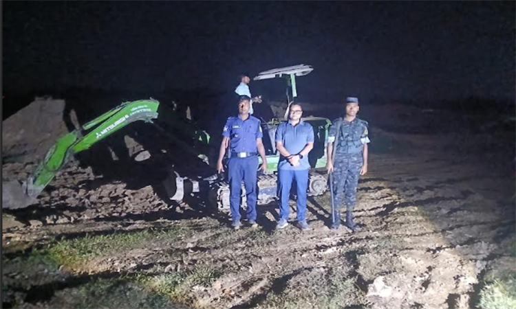 রামুতে গভীর রাতে প্রশাসনের অভিযান, এস্কেভেটর জব্দ