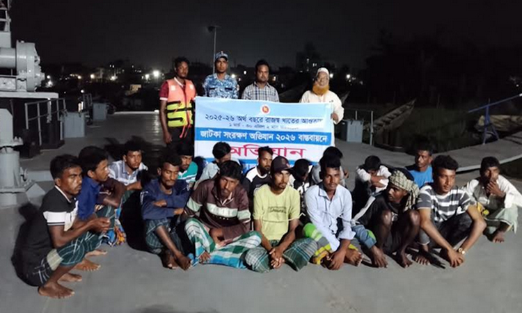 চাঁদপুরে জাটকা ধরায় ১৭ জেলের জরিমানা