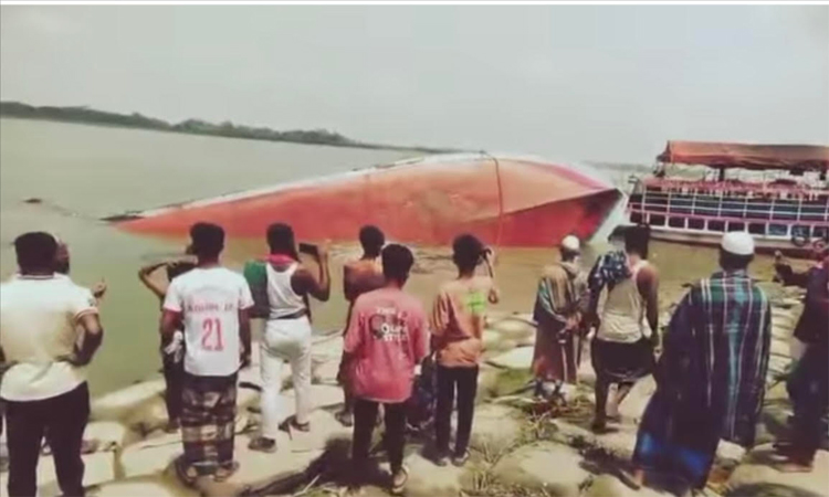 বরিশালে চরমোনাই ঘাটে লঞ্চডুবি