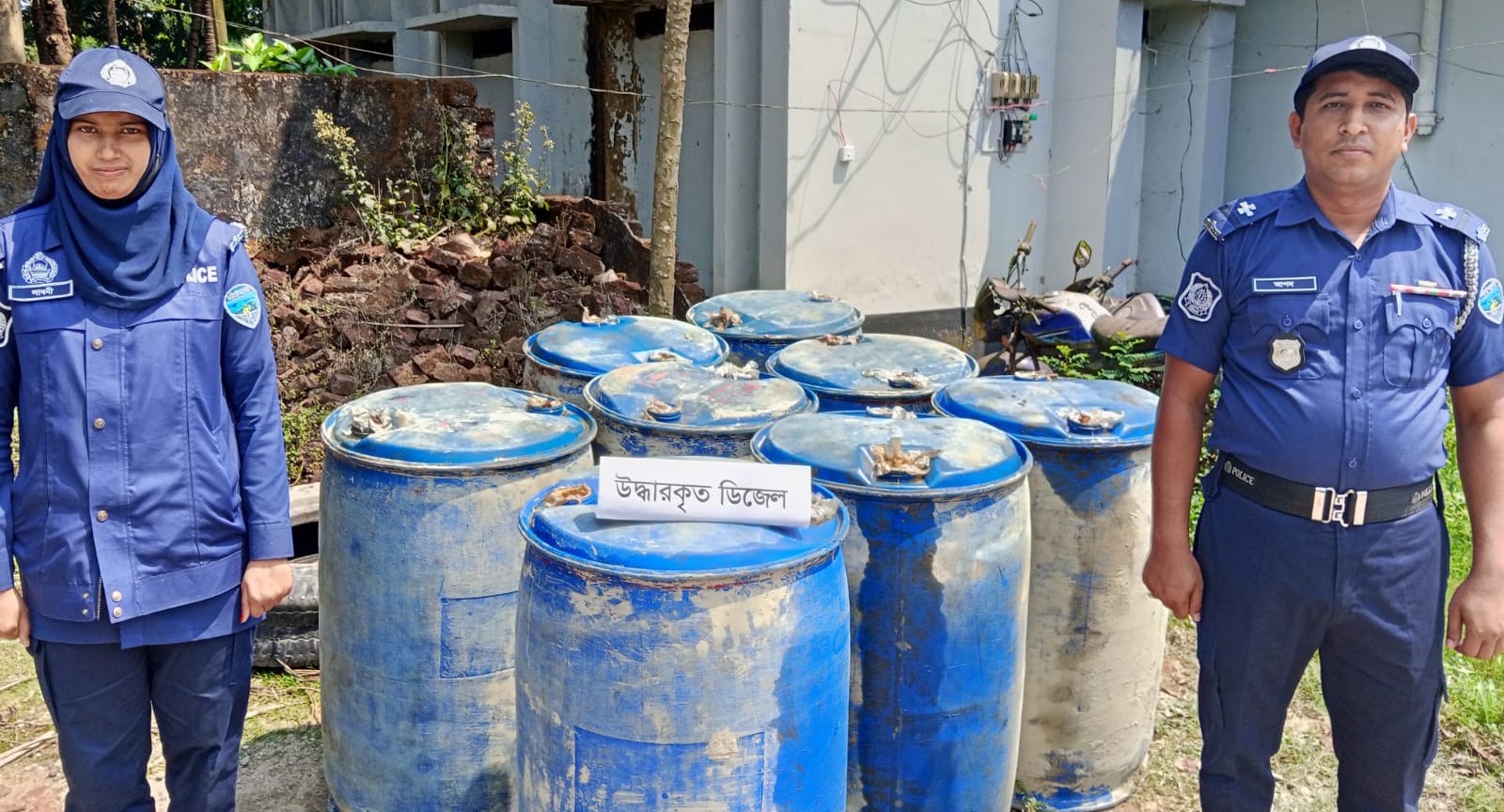 লক্ষ্মীপুরে খাল থেকে বিপুল পরিমাণ ডিজেল উদ্ধার 