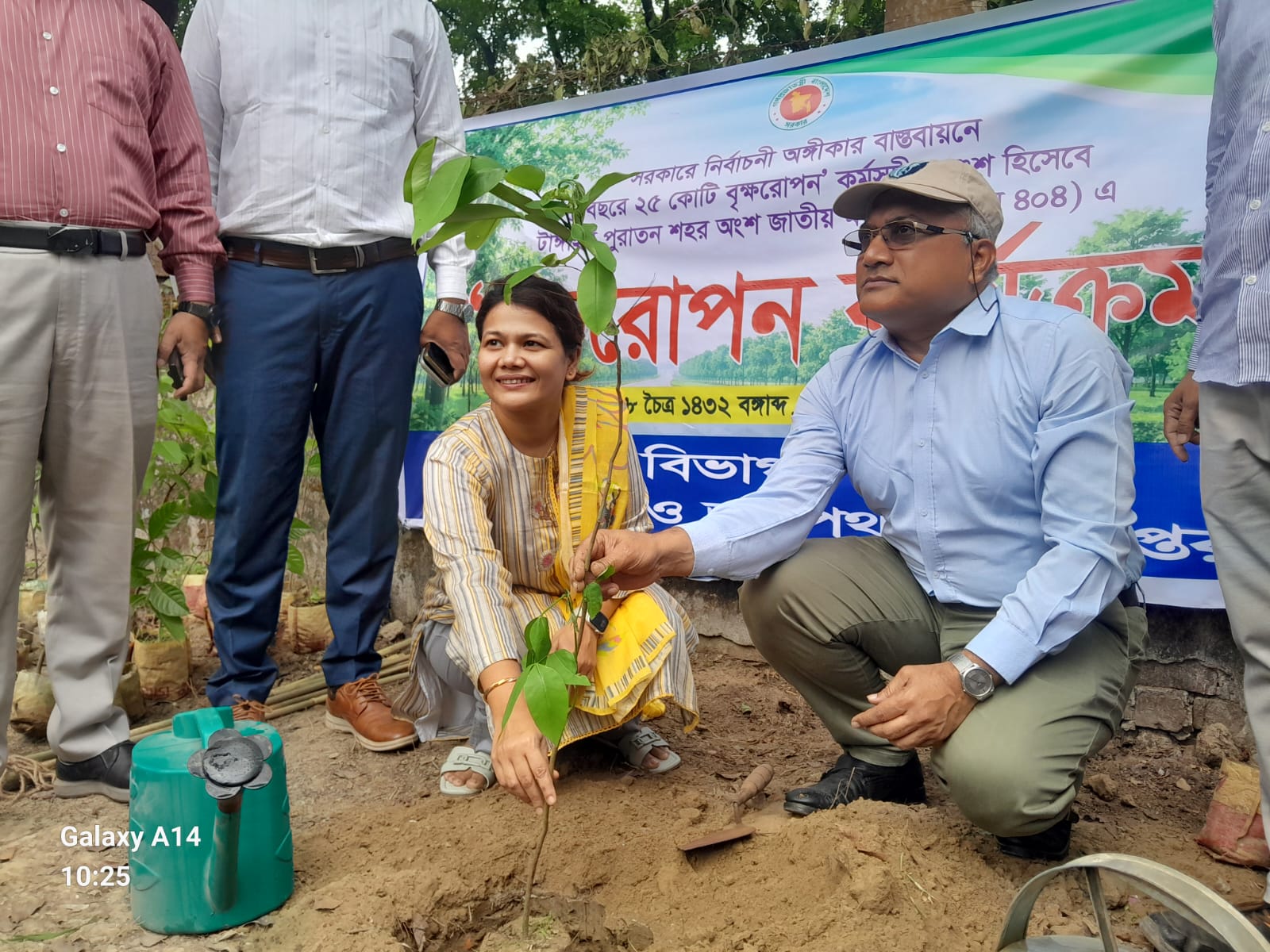 টাঙ্গাইলে সড়ক ও জনপথ বিভাগের উদ্যোগে বৃক্ষরোপণ 