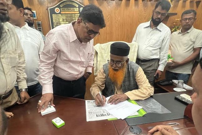 নড়াইল জেলা পরিষদের প্রশাসক বীর মুক্তিযোদ্ধা মোস্তাফিজুর রহমানের দায়িত্ব গ্রহণ 