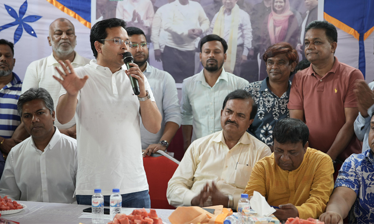 প্রধানমন্ত্রীর পক্ষ থেকে ঢাকা-১৭ আসনে ৪টি মন্দিরে দেয়া হলো আর্থিক সহায়তা