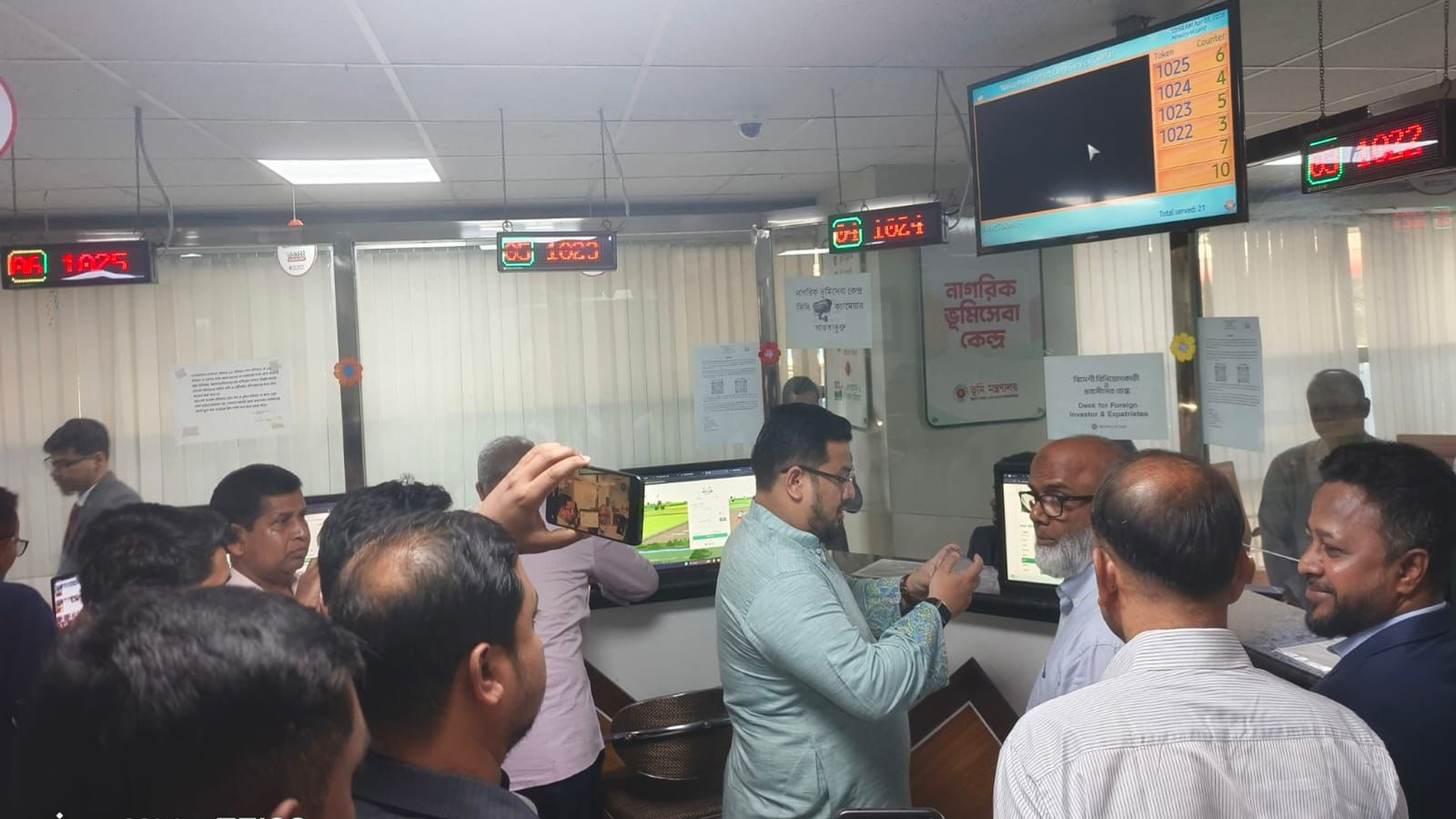 ভূমি ভবনের সেবা কার্যক্রম পরিদর্শন করলেন প্রতিমন্ত্রী ব্যারিস্টার মীর হেলাল