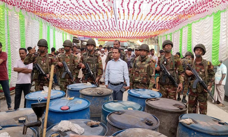 পিরোজপুরে মজুদকৃত ৪ হাজার লিটার জ্বালানি তেল জব্দ