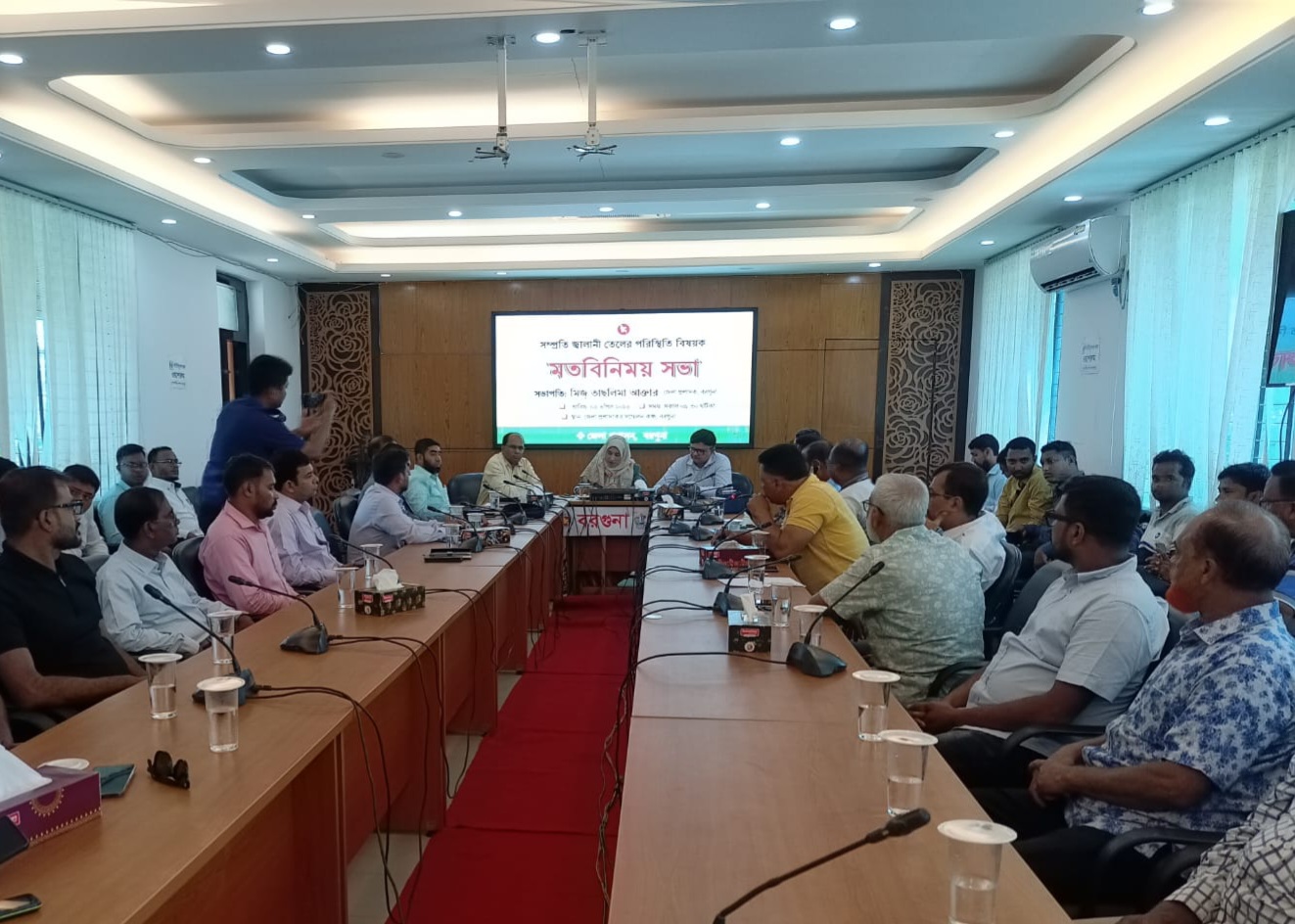 বরগুনায় জ্বালানি তেলের পরিস্থিতি নিয়ে ডিসির মতবিনিময়