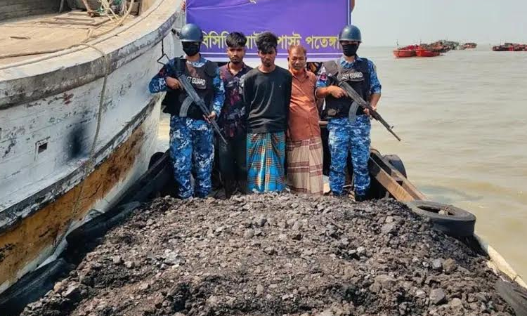 চট্টগ্রামে কোস্ট গার্ডের অভিযানে বিপুল পরিমাণ কয়লাসহ আটক ৩