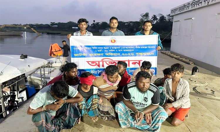 চাঁদপুরে জাটকা ধরার দায়ে আটক ৪, কারেন্ট জাল জব্দ 