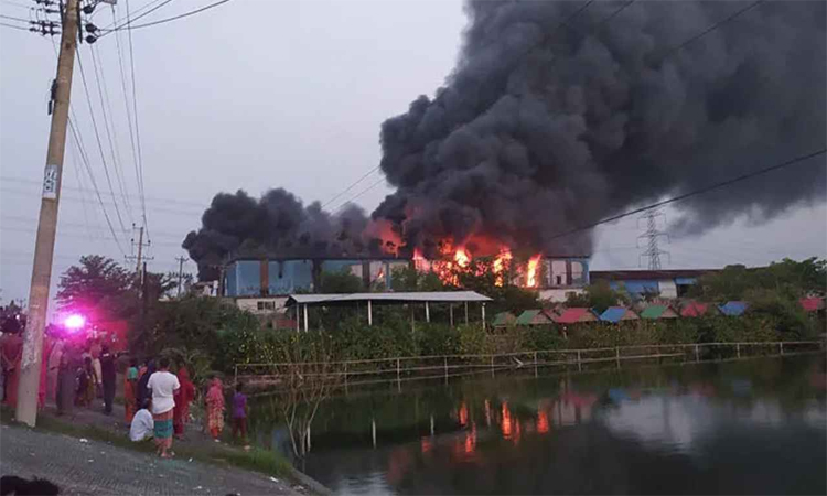 রাজধানীর কেরানীগঞ্জে গ্যাস লাইটার তৈরির কারখানায় আগুন
