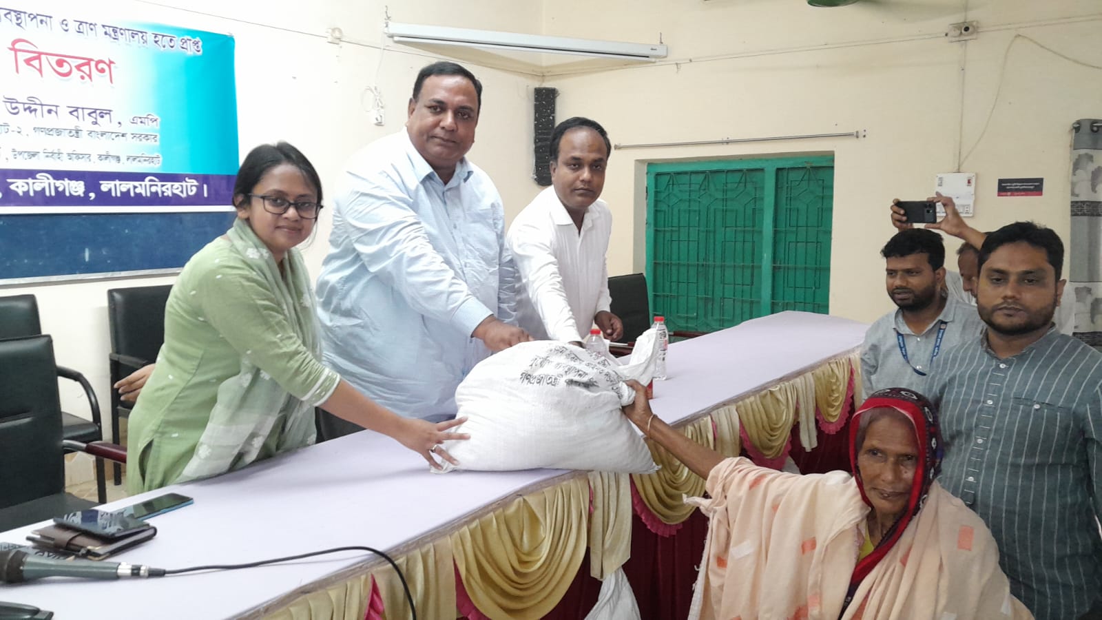 লালমনিরহাটে শিলাবৃষ্টিতে ক্ষতিগ্রস্তদের মধ্যে চাল বিতরণ