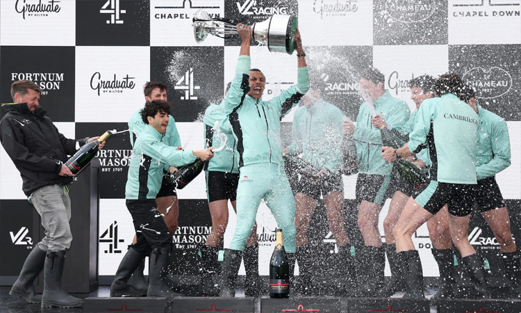 টানা চতুর্থবারের মতো নৌকা বাইচে অক্সফোর্ডকে হারালো ক্যামব্রিজ