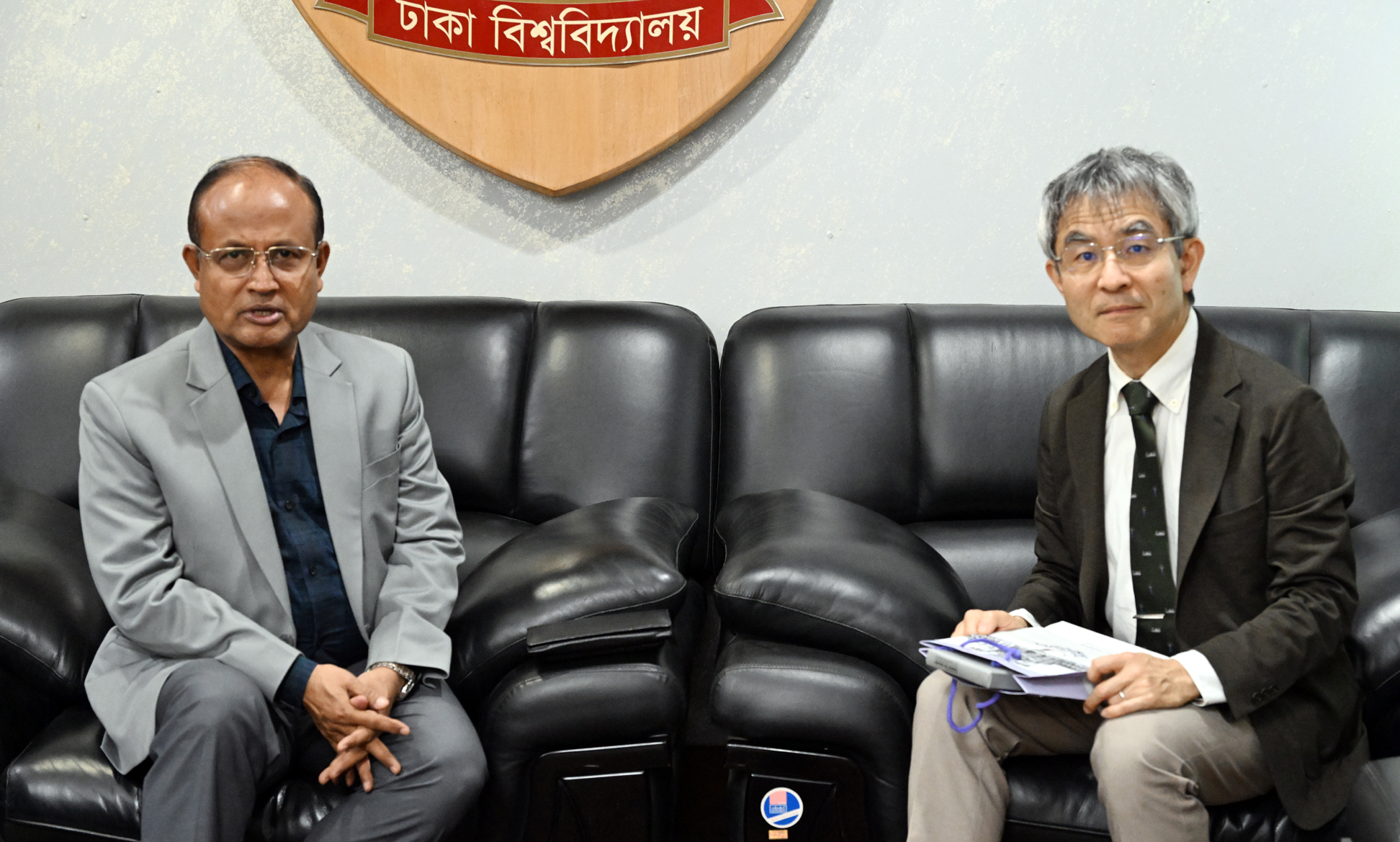 ঢাবি উপাচার্যের সঙ্গে জাপানের অধ্যাপকের সৌজন্য সাক্ষাৎ