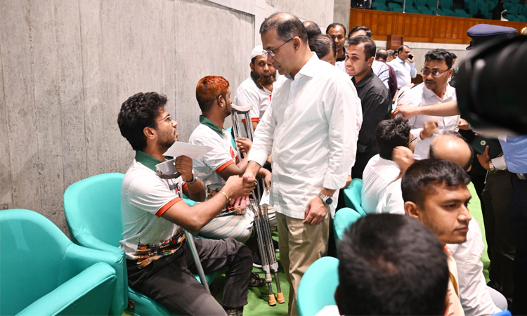 সংসদ অধিবেশনের ফাঁকে দর্শক গ্যালারিতে শহীদ পরিবার ও আহতদের সাথে দেখা করলেন প্রধানমন্ত্রী