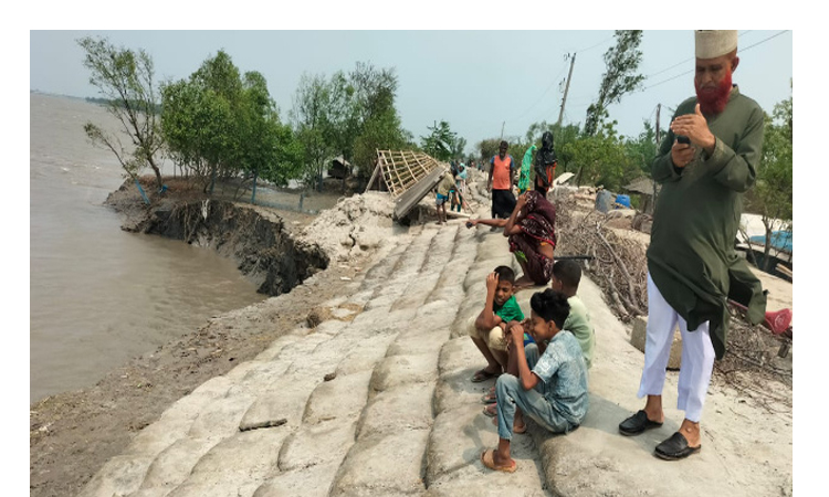 খোলপেটুয়া নদীর বেড়িবাঁধের ভাঙনরোধে একযোগে কাজ করছে পাউবো ও এলাকাবাসী