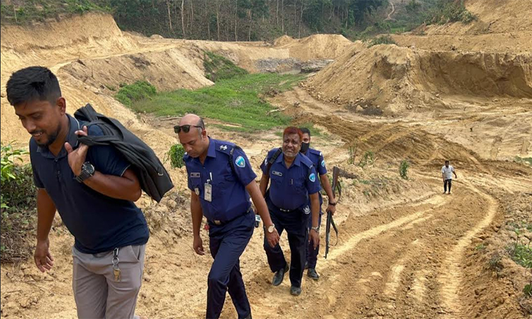 খাগড়াছড়িতে পাহাড় খেকোদের বিরুদ্ধে প্রশাসনের অভিযান