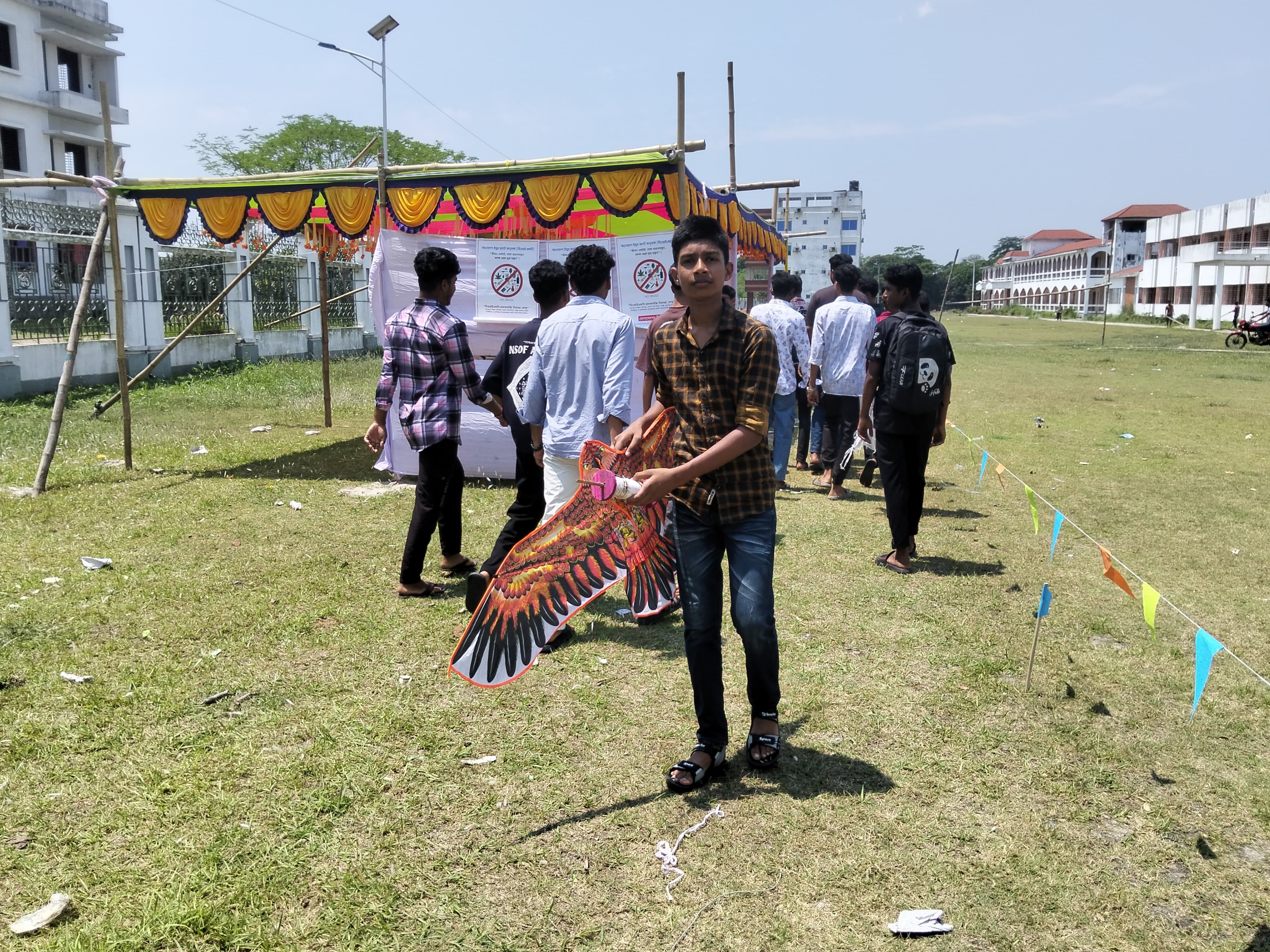 মাদারীপুর ডাসারে ঘুড়ি উৎসব অনুষ্ঠিত