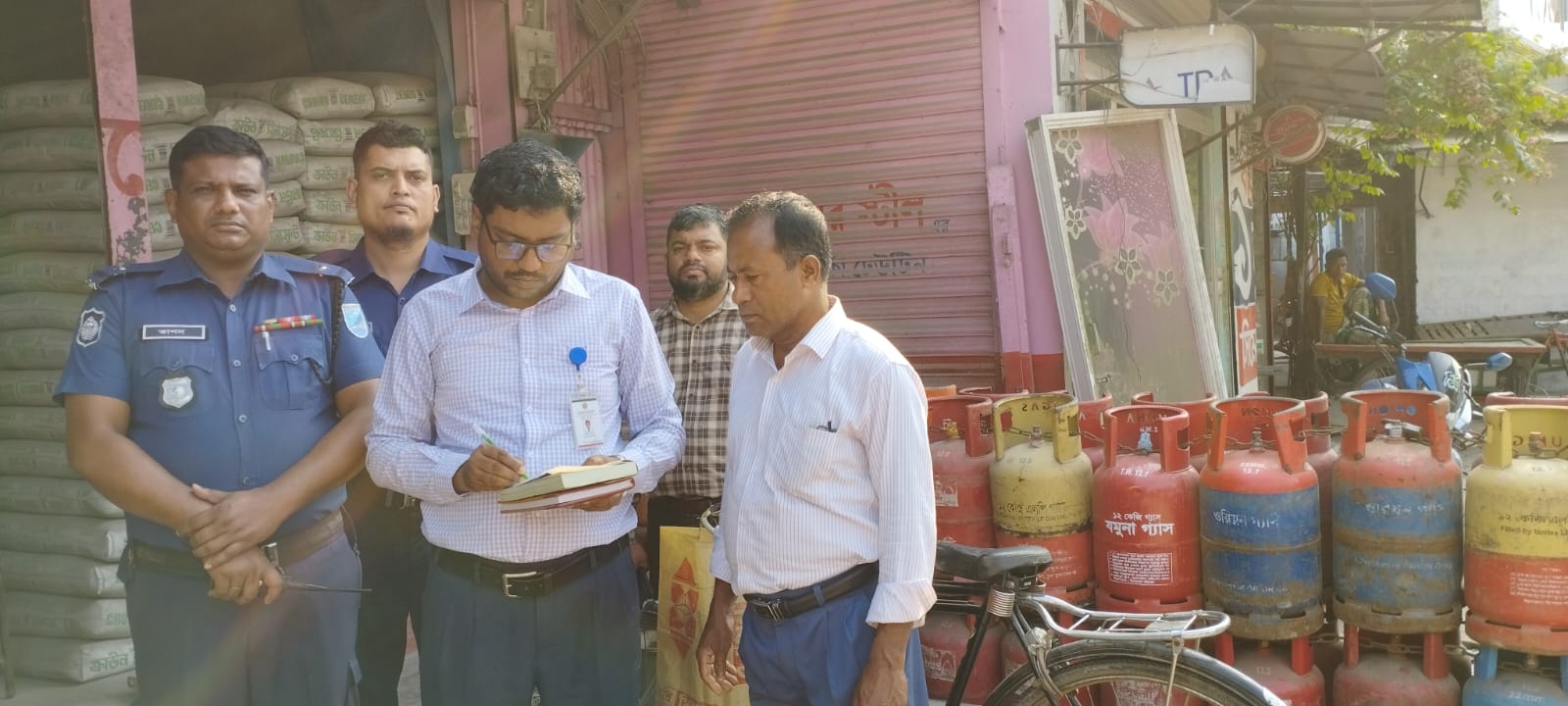 মুন্সীগঞ্জে এলপি গ্যাস সিলিন্ডার অধিক মূল্যে বিক্রি করায় জরিমানা 