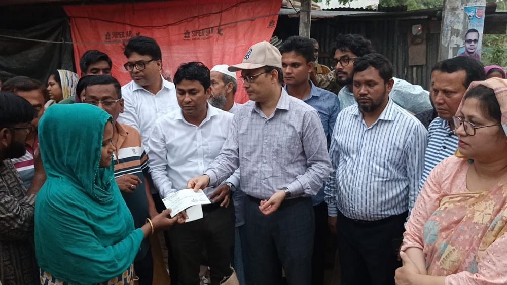 ঝালকাঠিতে অগ্নিকাণ্ডে ক্ষতিগ্রস্তদের জেলা প্রশাসনের সহায়তা