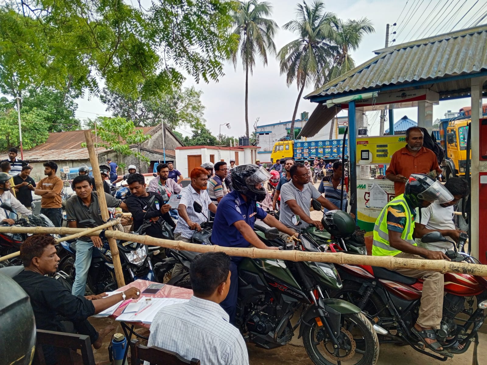 চুয়াডাঙ্গায় বিপুল পরিমাণ জ্বালানি সরবরাহ করা হচ্ছে