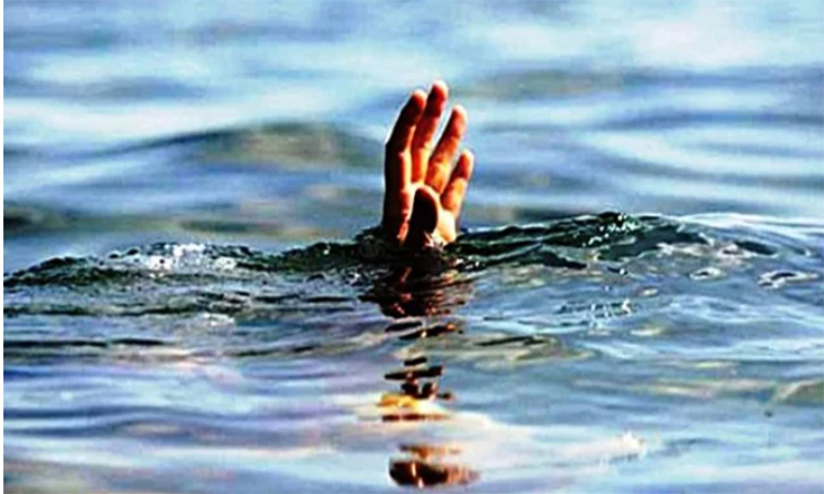 খুলনায় ঝড়ে নৌকাডুবিতে দুই জেলে নিখোঁজ