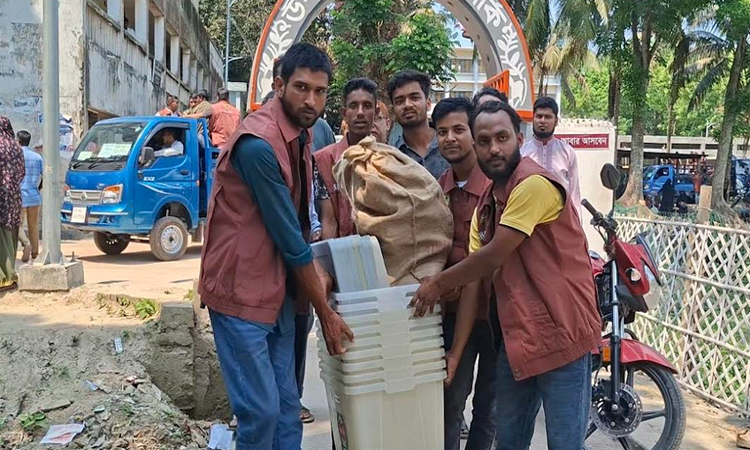 শেরপুরে-৩ আসনে সবক’টি কেন্দ্রে নির্বাচনী সরঞ্জাম পাঠানো হচ্ছে