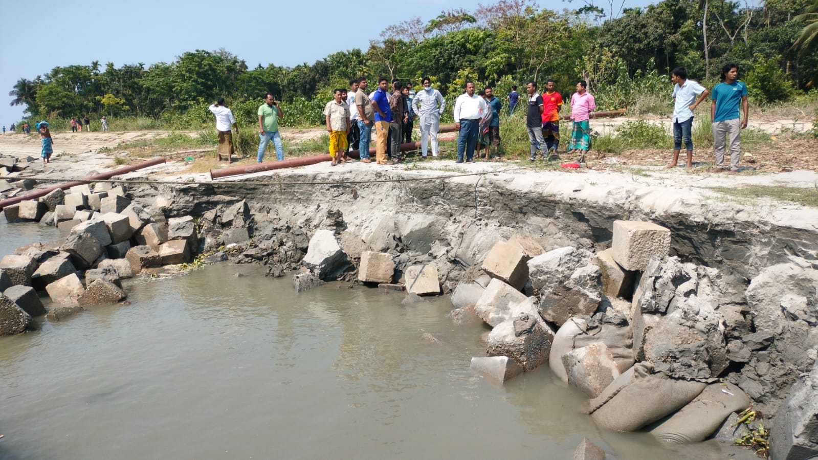 মেঘনায় অবৈধভাবে বালু উত্তোলন করায় হাইমচরে ৫ জনকে গ্রেফতার