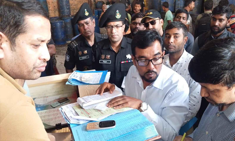 রংপুরে তেলের গুদামে অভিযান চালিয়ে ৬০ হাজার টাকা জরিমানা