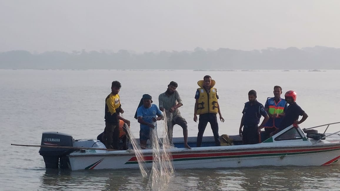 নৌ পুলিশের অভিযানে বিপুল পরিমাণ অবৈধ জাল ও মাছের পোনা জব্দ, আটক ৪০৩