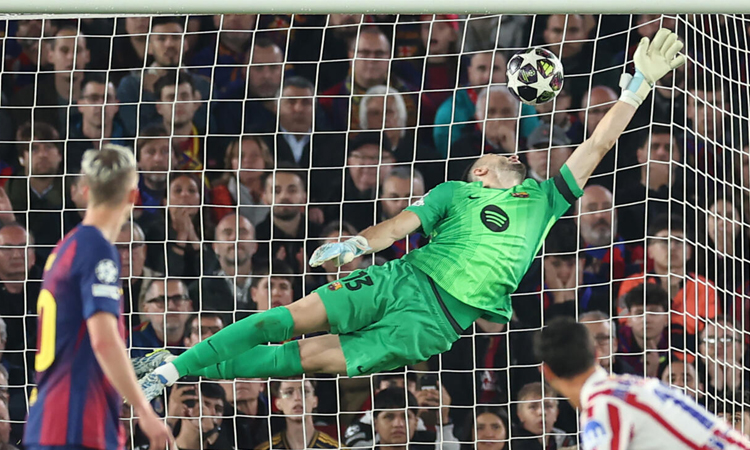 ১০ জনের বার্সেলোনাকে পরাজিত করে চ্যাম্পিয়ন্স লিগে এগিয়ে গেল এ্যাথলেটিকো