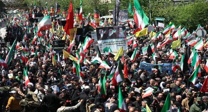 খামেনি স্মরণে ইরানে হাজারো মানুষের সমাবেশ