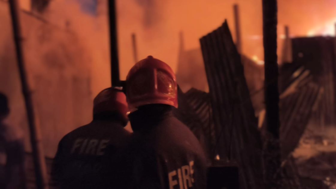 তুরাগের অলি মাতবরের বস্তির আগুন নিয়ন্ত্রণে 