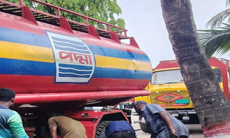 খুলনায় ট্যাংক লরি থেকে তেল চুরির সময় আটক ৫ 