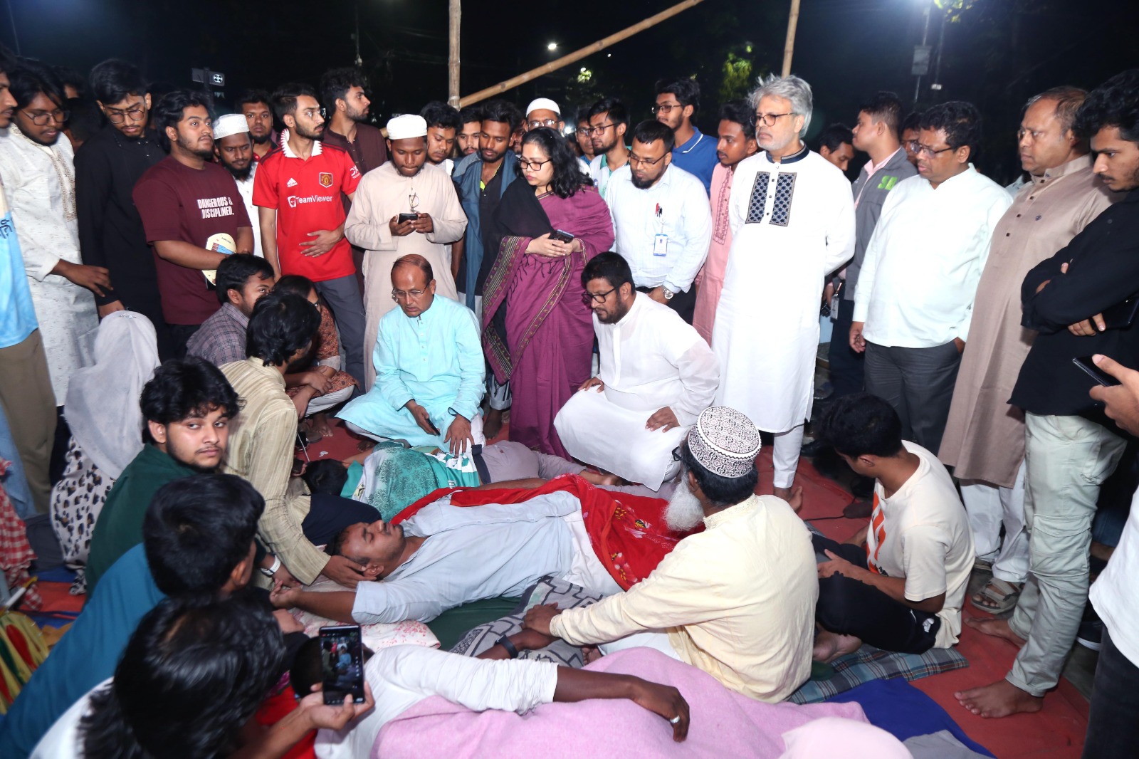 অনশনরত শিক্ষার্থীদের দেখতে গেলেন ঢাবি উপাচার্য