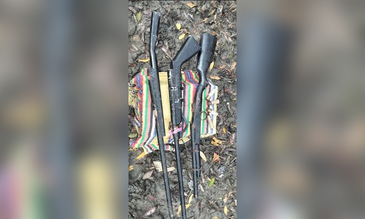 সাতক্ষীরায় বনবিভাগের অভিযানে তিনটি দেশীয় বন্দুকসহ চার রাউন্ড গুলি উদ্ধার