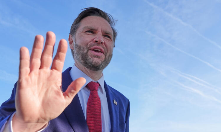 ইরান আলোচনায় যোগ দিতে পাকিস্তান পৌঁছেছেন মার্কিন ভাইস প্রেসিডেন্ট ভ্যান্স