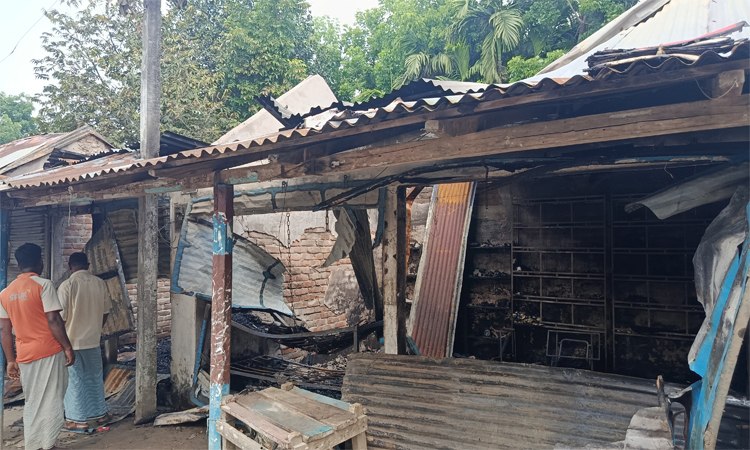 পঞ্চগড়ে অগ্নিকাণ্ডে ১০ লাখ টাকার ক্ষয়ক্ষতি
