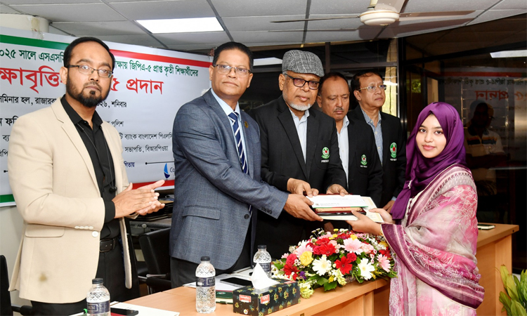 জ্ঞানার্জনের পাশাপাশি শিক্ষার্থীদের দেশ ও জনগণের কল্যাণে কাজ করতে হবে : আইজিপি