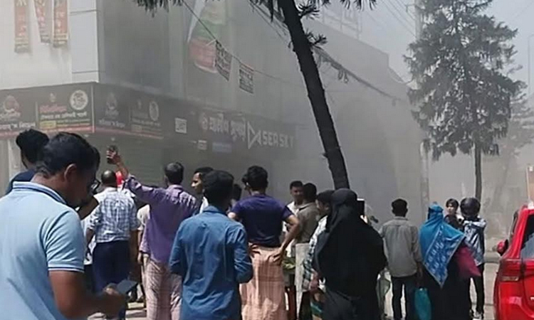 চট্টগ্রাম শপিং কমপ্লেক্সে আগুন, ফায়ার সার্ভিসের দেড় ঘণ্টার চেষ্টায় নিয়ন্ত্রণ