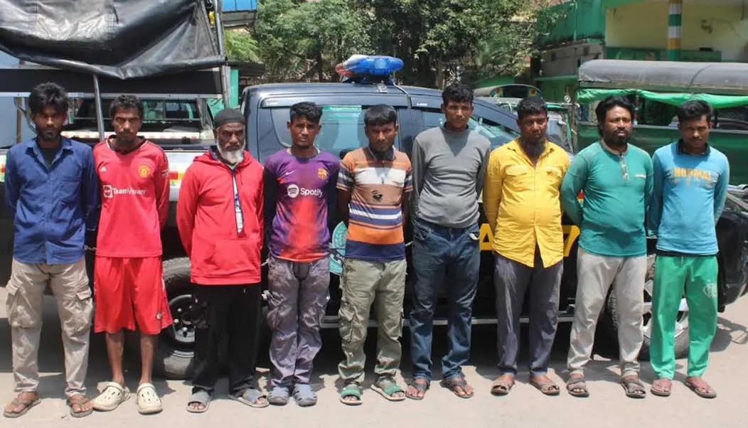 চট্টগ্রামে ট্রলার থেকে ১৫ কোটি টাকার ইয়াবা উদ্ধার, আটক ৯