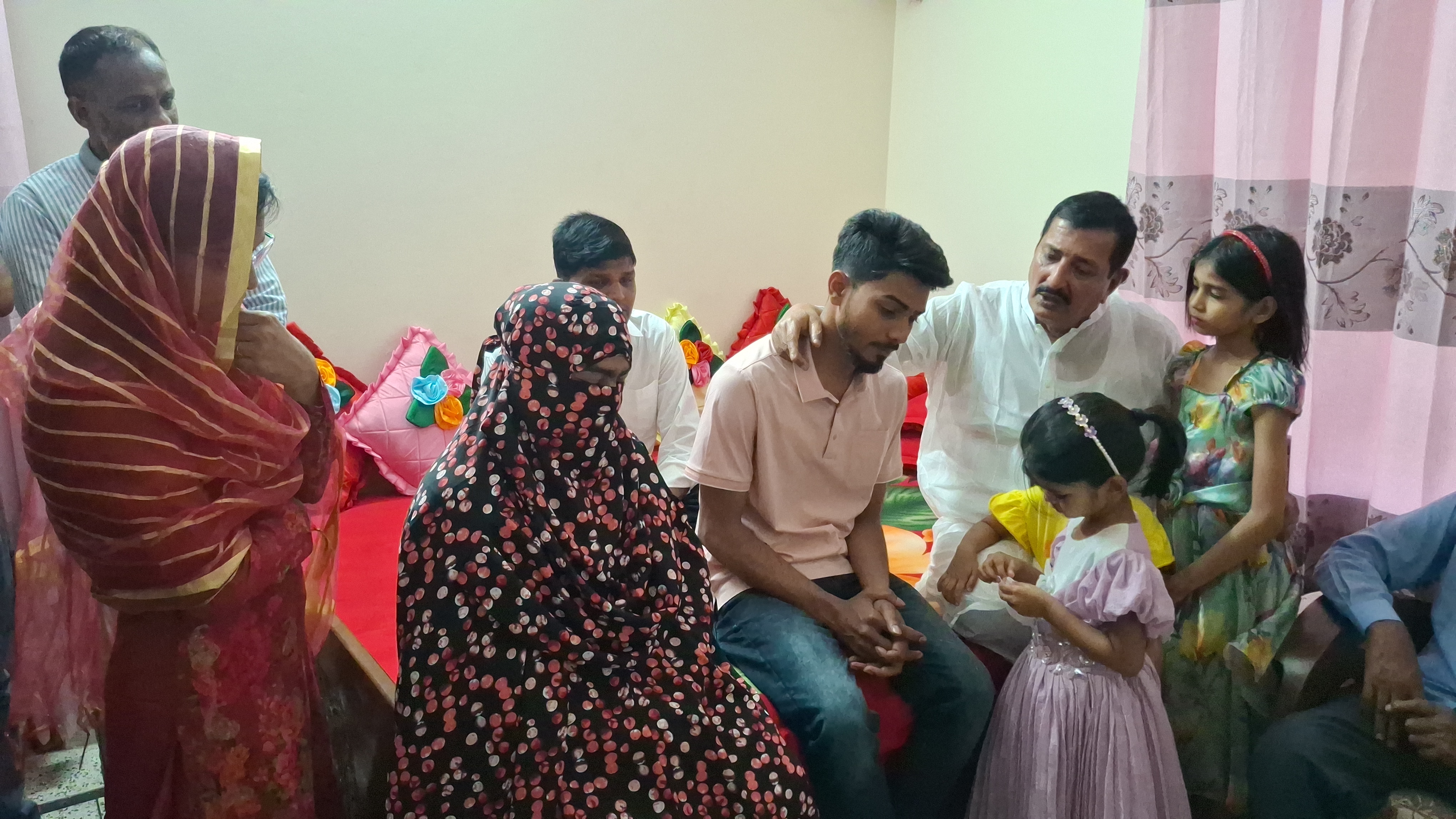 রাজশাহীতে সাবেক বিএনপি নেতার পরিবারের পাশে ভূমিমন্ত্রী মিনু