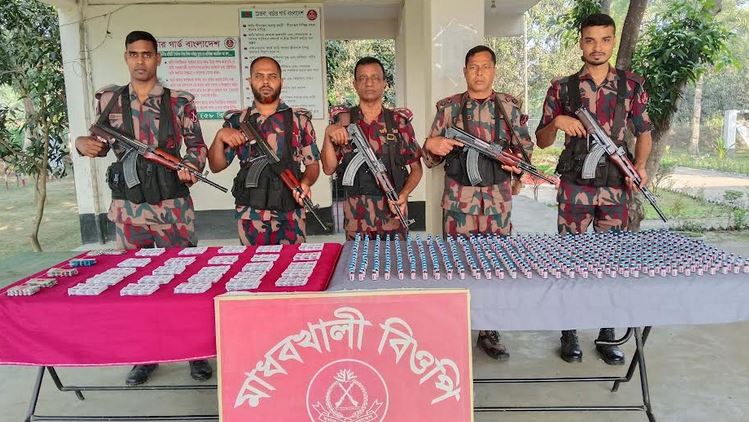 মহেশপুর সীমান্তে ১৬ লাখ টাকার চোরাই মালামাল ও মাদক উদ্ধার, আটক ২