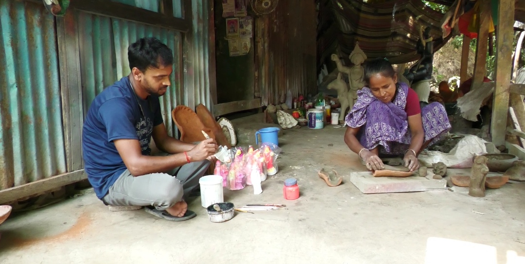 পহেলা বৈশাখকে ঘিরে ব্যস্ততা বেড়েছে পটুয়াখালীর পালপাড়ার মৃৎশিল্পীদের