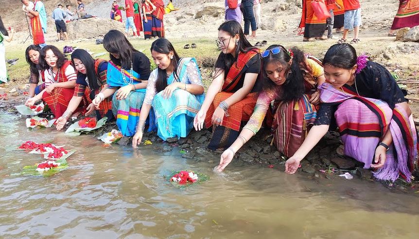 বান্দরবানে সাঙ্গু নদীতে ফুল ভাসিয়ে শুরু হলো বিষু ও বিজু উৎসব