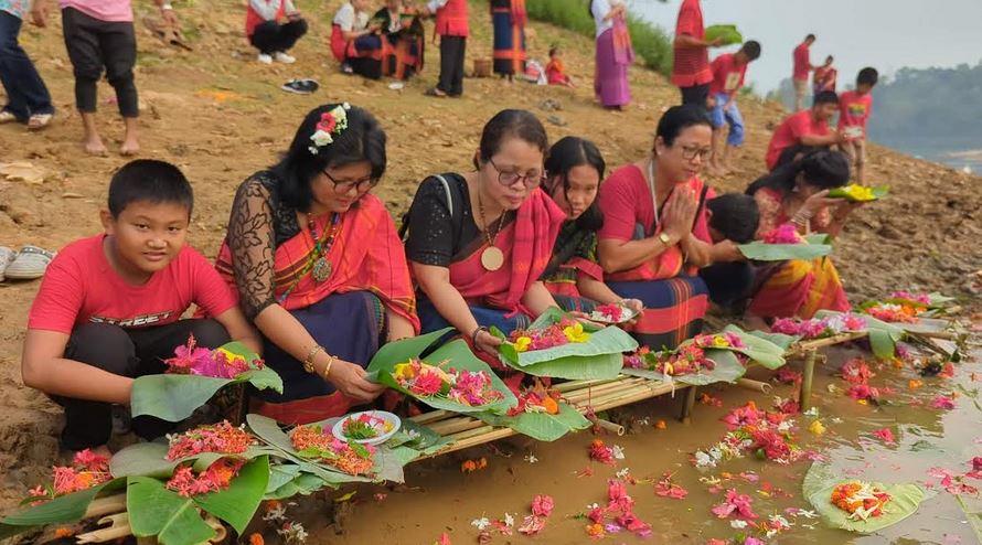 কাপ্তাই হ্রদে ফুল ভাসিয়ে রাঙামাটিতে বৈসাবি উৎসব শুরু