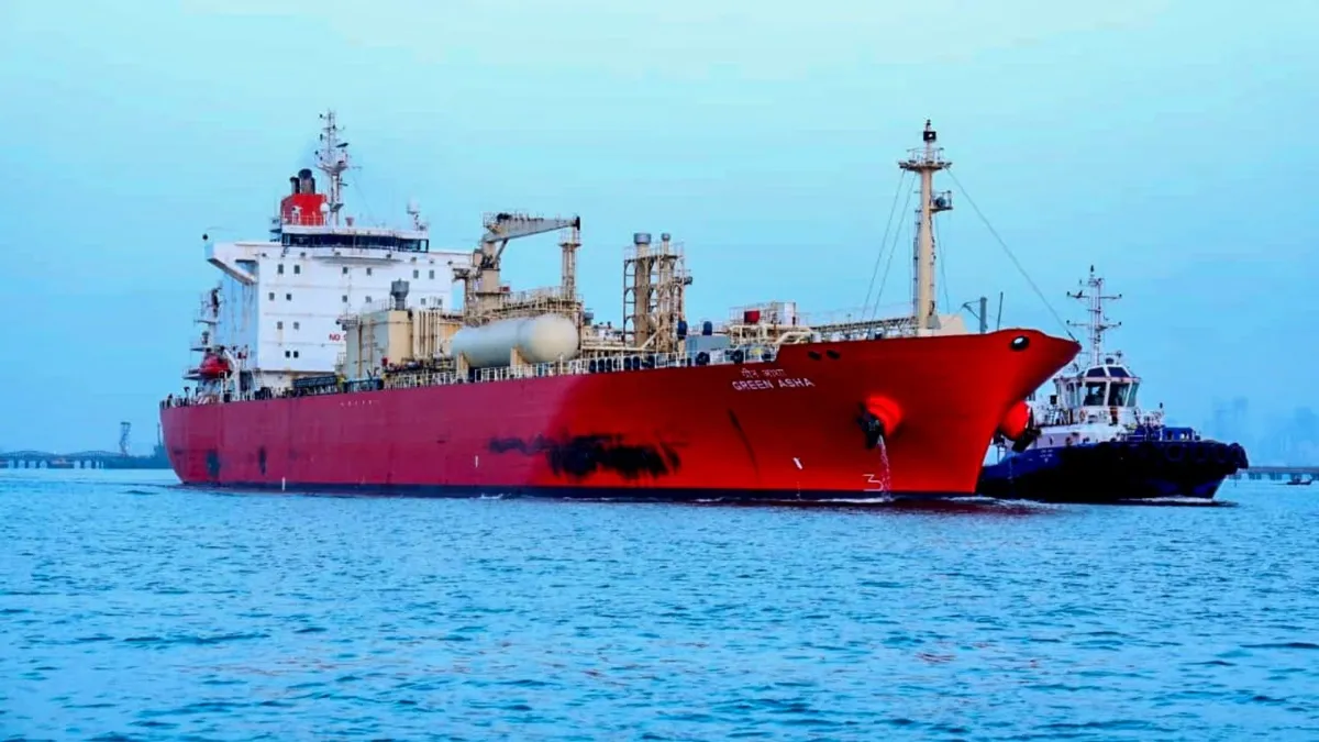 হরমুজ প্রণালিতে শত্রুদের 'প্রাণঘাতী ঘূর্ণিতে' আটকে ফেলার হুমকি আইআরজিসির