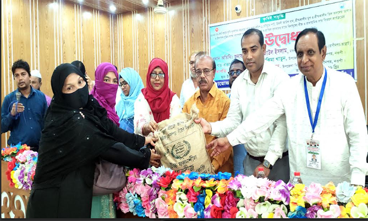 নওগাঁয় কৃষি প্রণোদনার উপকরণ বিতরণ