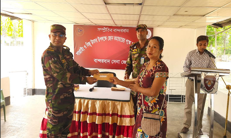 সাংগ্রাই ও বিজু উৎসব উপলক্ষে বান্দরবানে উপহার প্রদান 